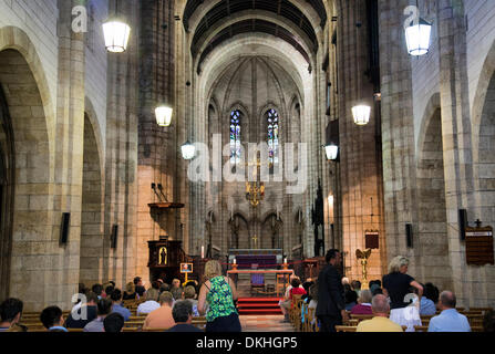 Cape Town , Afrique du Sud. 6e décembre 2013. Registre de condoléances et Service commémoratif de Nelson Mandela dans la cathédrale St Georges : Crédit M.Sobreira/Alamy Live News Banque D'Images