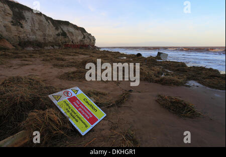 Old Hunstanton, Norfolk, Royaume-Uni. 6e décembre 2013. Les débris qui jonchent les plages ce matin après la plus grande marée dans 60 ans à Old Hunstanton sur la côte de Norfolk. Crédit : Stuart Aylmer/Alamy Live News Banque D'Images