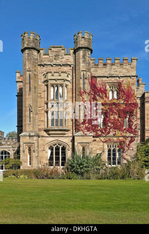 Vue des jardins vers Château de Hampton Court, une maison de campagne à créneaux, Hope-Under-Dinmore, Herefordshire, Angleterre Banque D'Images