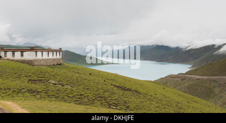 Bâtiment le long du lac Yamdrok, Nagarze, Shannan, Tibet, Chine Banque D'Images