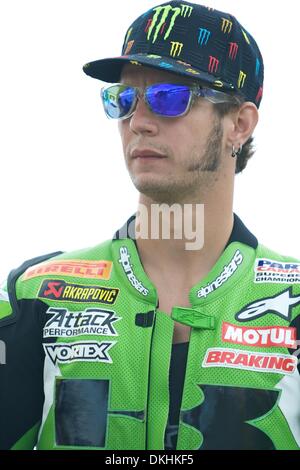 18 juillet 2009 - Bowmanville, Canada - 18 juillet 2009 : Les Moteurs Kawasaki Canadien rider Jordan Szoke se prépare sur sa machine avant le début de la ronde 4 de la race Parts Canada Superbike le samedi après-midi à Mosport International Raceway. (Crédit Image : © Global/ZUMApress.com) Southcreek Banque D'Images