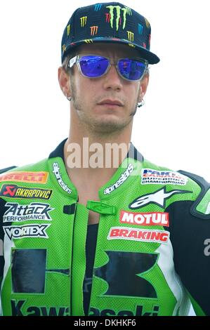 18 juillet 2009 - Bowmanville, Canada - 18 juillet 2009 : Les Moteurs Kawasaki Canadien rider Jordan Szoke se prépare sur sa machine avant le début de la ronde 4 de la race Parts Canada Superbike le samedi après-midi à Mosport International Raceway. (Crédit Image : © Global/ZUMApress.com) Southcreek Banque D'Images