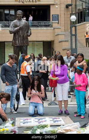 JOHANNESBURG, AFRIQUE DU SUD : Les gens se rassemblent pour rendre hommage à Madiba à la place Nelson Mandela, le 6 décembre 2013 à Houghton, Johannesburg, Afrique du Sud. En deuil ont été depuis très tôt le matin pour rendre un dernier hommage. Le père de la Nation, Nelson Mandela, Tata Madiba, est décédé paisiblement le soir du 5 décembre 2013 à son domicile à Houghton en famille. (Photo par Gallo Images / Foto24 / Nicolene Olckers) Banque D'Images