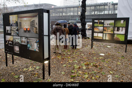 Berlin, Allemagne. 6e déc, 2013. Visiteurs franchissent le plein-exposition 'My Secret Life' avec exposé des photographies de grande dimension à Berlin, Allemagne, 6 décembre 2013. Galerie de Berlin pour la photographie, C/O Berlin, est de présenter les œuvres photographiques de 13 photographes du 7 décembre 2013 au 2 février 2014. C/O Berlin a appelé les photographes du monde entier à participer à un concours d'exposer leurs œuvres photographiques. Photo : Bernd von Jutrczenka/dpa/Alamy Live News Banque D'Images