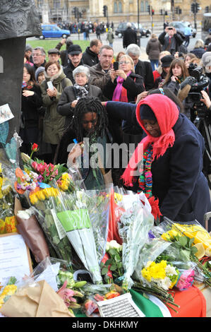 La place du parlement, Londres, Royaume-Uni. 6e décembre 2013. Fleurs et hommages sont partis pour la fin leader sud-africain à la place du Parlement. Crédit : Matthieu Chattle/Alamy Live News Banque D'Images