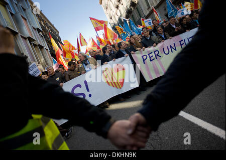 Barcelone, Espagne- 6 décembre, 2013. Les politiciens unionistes portant la bannière de plomb de la manifestation. Plusieurs milliers de personnes ont manifesté en faveur de l'unité de l'Espagne à l'occasion de la Journée de la Constitution espagnole à Barcelone. La marche a été dirigé par des représentants des principaux partis politiques unionistes en Catalogne ( Parti Populaire et Ciutadans). Crédit : Jordi Boixareu/Alamy Live News Banque D'Images