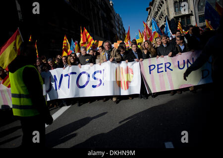 Barcelone, Espagne- 6 décembre, 2013. Les politiciens unionistes portant la bannière de plomb de la manifestation. Plusieurs milliers de personnes ont manifesté en faveur de l'unité de l'Espagne à l'occasion de la Journée de la Constitution espagnole à Barcelone. La marche a été dirigé par des représentants des principaux partis politiques unionistes en Catalogne ( Parti Populaire et Ciutadans). Crédit : Jordi Boixareu/Alamy Live News Banque D'Images