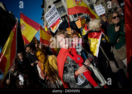 Barcelone, Espagne- 6 décembre, 2013. Les manifestants unionistes avec drapeaux espagnols par les rues de Barcelone. Plusieurs milliers de personnes ont manifesté en faveur de l'unité de l'Espagne à l'occasion de la Journée de la Constitution espagnole à Barcelone. La marche a été dirigé par des représentants des principaux partis politiques unionistes en Catalogne ( Parti Populaire et Ciutadans). Crédit : Jordi Boixareu/Alamy Live News Banque D'Images