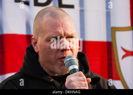 Londres, le 6 décembre 2013. Un ancien soldat traite de la collecte que plusieurs dizaines de l'extrême droite English Defence League protestation devant Downing Street exigeant la libération de Sergent Alex Blackman, reconnu coupable de la muder d'un insurgé Taliban capturés en Afghanistan. Crédit : Paul Davey/Alamy Live News Banque D'Images