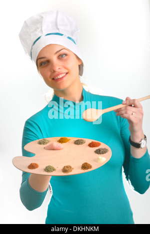 Les épices et les herbes dans la palette et fille tourner en studio cook Banque D'Images
