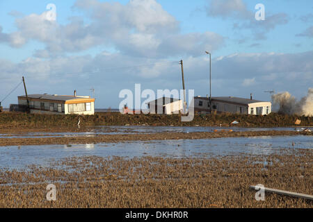 Walcott, Norfolk, Royaume-Uni. 6e décembre 2013. Le plus grand raz-de-marée depuis 1953 hits Walcott du jour au lendemain et causé des dommages énormes. Les habitants avaient été évacués hier pour leur propre sécurité. Crédit : Paul Lilley/Alamy Live News Banque D'Images