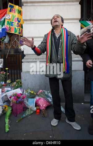 6 décembre 2013 Londres : Hommages à verser à l'ex-leader sud-africain et militant anti-apartheid Nelson Mandela de l'ANC, qui a décédé à l'âge de 95. Mandela a fait beaucoup d'amis en Grande-Bretagne, visiter de nombreuses fois - et de nombreux militants ont été exilés au Royaume-Uni pendant les années 60. Il a soulevé la population et recueillir des fonds pour sa lutte politique contre le régime raciste trop, puis en tant que Président après 27 ans d'emprisonnement. Crédit : Richard Baker / Alamy Live News. Banque D'Images