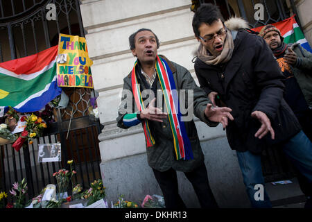 6 décembre 2013 Londres : Hommages à verser à l'ex-leader sud-africain et militant anti-apartheid Nelson Mandela de l'ANC, qui a décédé à l'âge de 95. Mandela a fait beaucoup d'amis en Grande-Bretagne, visiter de nombreuses fois - et de nombreux militants ont été exilés au Royaume-Uni pendant les années 60. Il a soulevé la population et recueillir des fonds pour sa lutte politique contre le régime raciste trop, puis en tant que Président après 27 ans d'emprisonnement. Crédit : Richard Baker / Alamy Live News. Banque D'Images
