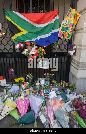 6 décembre 2013 Londres : Hommages à verser à l'ex-leader sud-africain et militant anti-apartheid Nelson Mandela de l'ANC, qui a décédé à l'âge de 95. Mandela a fait beaucoup d'amis en Grande-Bretagne, visiter de nombreuses fois - et de nombreux militants ont été exilés au Royaume-Uni pendant les années 60. Il a soulevé la population et recueillir des fonds pour sa lutte politique contre le régime raciste trop, puis en tant que Président après 27 ans d'emprisonnement. Crédit : Richard Baker / Alamy Live News. Banque D'Images