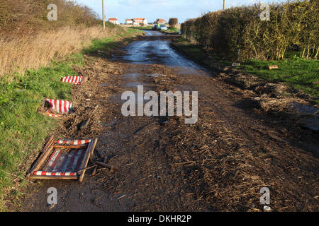 Walcott, Norfolk, Royaume-Uni. 6e décembre 2013. Le plus grand raz-de-marée depuis 1953 hits Walcott du jour au lendemain et causé des dommages énormes. Les habitants avaient été évacués hier pour leur propre sécurité. Les transats vue ici environ un demi-mille de la mer. Crédit : Paul Lilley/Alamy Live News Banque D'Images