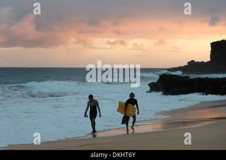 Les surfeurs sur la plage, plage de sable, Hawaii Kai, Honolulu, Oahu, Hawaii, USA Banque D'Images