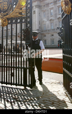 La police britannique à l'extérieur de Buckingham Palace à Londres, Grande-Bretagne. Banque D'Images