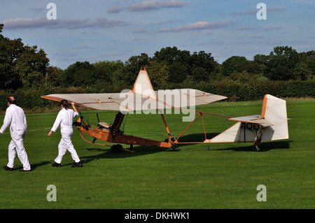 Aeon Vintage glider primaire de la Shuttleworth collection d'être remorqué jusqu'à l'hanger.Biggleswade UK Banque D'Images