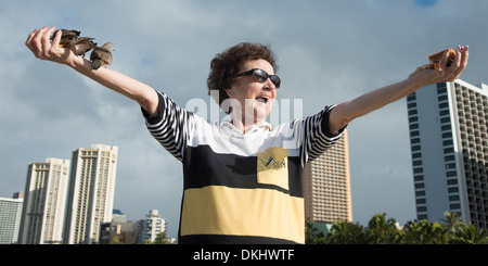 Femme avec des pigeons sur ses bras tendus, Waikiki, Diamond Head, Kapahulu, Honolulu, Oahu, Hawaii, USA Banque D'Images