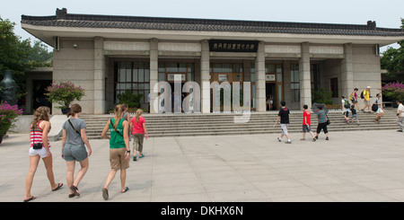 Les touristes à l'entrée du Musée de l'armée de guerriers en terre cuite, Xi'an, Shaanxi, Chine. Banque D'Images