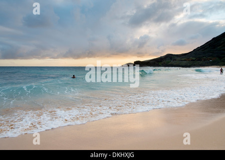 Les surfeurs sur la plage, plage de sable, Hawaii Kai, Honolulu, Oahu, Hawaii, USA Banque D'Images