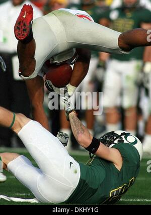 Jan 01, 2010 - Pasadena, Californie, USA - ANDERSON RUSSELL # 21 de l'Ohio State Buckeyes dives contre l'Oregon Ducks à la 96e Rose Bowl game. (Crédit Image : Â© Ringo Chiu/Zuma Press) Banque D'Images