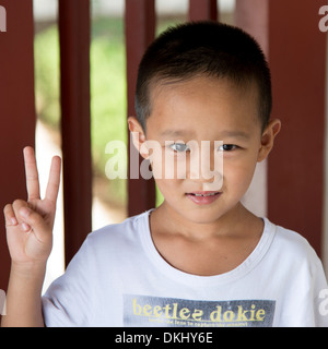 Portrait of a happy little boy gesturing, Xi'an, Chine. Banque D'Images