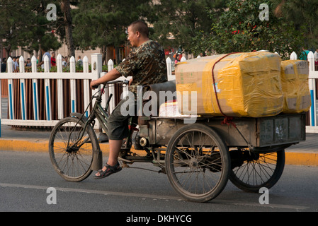 Homme portant sur des cartons location panier, Xi'an, Shaanxi, Chine. Banque D'Images