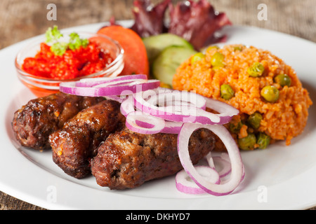 Cevapcici avec riz et salade Banque D'Images