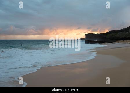 Surfez sur la plage au coucher du soleil, plage de sable, Hawaii Kai, Honolulu, Oahu, Hawaii, USA Banque D'Images