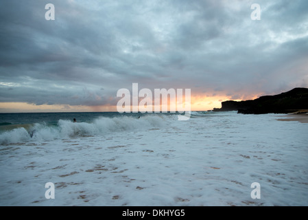 Surfez sur la plage au coucher du soleil, plage de sable, Hawaii Kai, Honolulu, Oahu, Hawaii, USA Banque D'Images