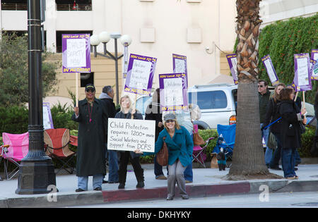 Les Services de protection de travailleurs sociaux, membres du Local 721 SEIU en grève au centre-ville de Pasadena, en Californie. Banque D'Images