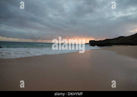 Surfez sur la plage au coucher du soleil, plage de sable, Hawaii Kai, Honolulu, Oahu, Hawaii, USA Banque D'Images