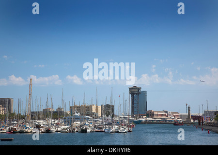 Espagne, Catalogne, Barcelone, vue sur Port Vell avec le téléphérique tower visible. Banque D'Images