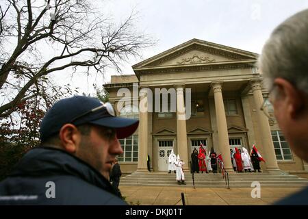 22 novembre 2009 - Oxford, MS, USA - Sat, 21 Nov 09. (BLbike3) Photo par Brad Luttrell. Jason Villani (CQ) (à gauche), une application Ole Miss fan de Ney York, parle avec Ole Miss Alumni 1962 Larry Leo Johnson (CQ), de Madison, au Mississippi, à un rassemblement au KKK Fulton chapelle le samedi en protestation du Chancelier Dan Jones' décision d'interdire la lecture de ''From Dixie avec amour'' au cours des jeux. Johnson w Banque D'Images