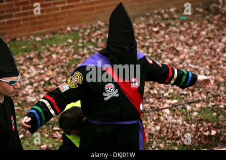 22 novembre 2009 - Oxford, MS, USA - Sat, 21 Nov 09. (BLbike2) Photo par Brad Luttrell. Un membre du Ku Klux Klan est recherché par la police avant un rassemblement au KKK Fulton chapelle le samedi en protestation du Chancelier Dan Jones' décision d'interdire la lecture de ''From Dixie avec amour'' au cours des jeux. Le KKK a 11 membres à la manifestation, qui a duré 10 minutes de l'heure réservée et a été attende Banque D'Images