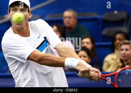 19 février 2010 - Memphis, TN, USA - 19 Fev 10 (mwBerdych1) Photo par Mark Weber - Tomas Berdych renvoie un servir contre Ernests Gulbis en quarts de l'action à des régions Morgan Keegan Championships vendredi après-midi. (Crédit Image : © l'appel Commercial/ZUMApress.com) Banque D'Images