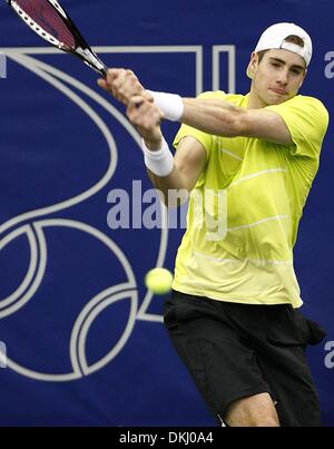 19 février 2010 - Memphis, TN, USA - 19 Fev 10 (mwisner2) Photo par Mark Weber - John Isner renvoie un Ivo Karlovic servir lors de quarts de l'action à des régions Morgan Keegan Championships vendredi matin. Isner a remporté 6176 (Crédit Image : © l'appel Commercial/ZUMApress.com) Banque D'Images