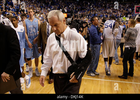 05 déc., 2009 - Lexington, Kentucky, USA - Caroline du coach Roy Williams quitte le terrain après avoir perdu 68-66 au Kentucky. Photo de David Perry | Personnel (crédit Image : © Lexington Herald-Leader/ZUMApress.com) Banque D'Images