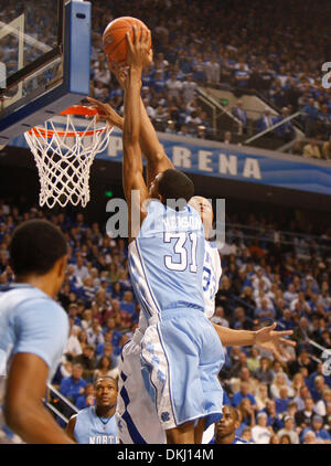 05 déc., 2009 - Lexington, Kentucky, USA - UK's Daniel Orton bloqué ce dunk tentative par la Caroline du Nord a John Henson (31) dans la seconde moitié. Photo de David Perry | Personnel (crédit Image : © Lexington Herald-Leader/ZUMApress.com) Banque D'Images