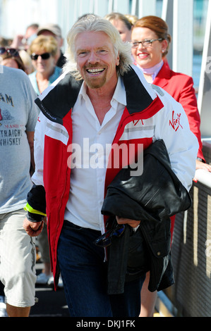 Le patron de Virgin Richard Branson est bienvenue pour Plymouth à bord du Virgin Atlantic Challenger II. Banque D'Images