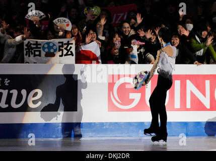 Tokyo, Japon. 6e déc, 2013. Yuzuru Hanyu vagues du Japon à l'auditoire après la cérémonie de remise des prix à l'ISU Grand Prix of Figure Skating Final à Fukuoka, Japon, le 6 décembre 2013. Yuzuru Hanyu du Japon a remporté la médaille d'or, Patrick Chan du Canada et Nobunari Oda du Japon a été réglée pour la deuxième place et la troisième séparément. Credit : Stringer/Xinhua/Alamy Live News Banque D'Images