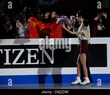 Tokyo, Japon. 6e déc, 2013. Xiaoyu Yu (L) et Jin Yang de la Chine vague à l'auditoire après la cérémonie de remise des prix pour les couples dans le ISU Grand Prix of Figure Skating Final à Fukuoka, Japon, le 6 décembre 2013. Jin et Xiaoyu Yu Yang a remporté la médaille d'or. Credit : Stringer/Xinhua/Alamy Live News Banque D'Images