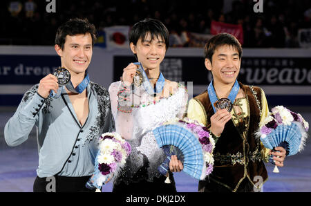 Tokyo, Japon. 6e déc, 2013. Patrick Chan, de Canada, Yuzuru Hanyu du Japon et Nobunari Oda du Japon (L à R) sourire pour une photo pendant la cérémonie de remise des prix à l'ISU Grand Prix of Figure Skating Final à Fukuoka, Japon, le 6 décembre 2013. Yuzuru Hanyu du Japon a remporté la médaille d'or, Patrick Chan du Canada et Nobunari Oda du Japon a été réglée pour la deuxième place et la troisième séparément. Credit : Stringer/Xinhua/Alamy Live News Banque D'Images