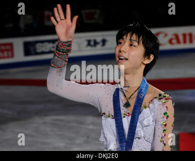 Tokyo, Japon. 6e déc, 2013. Yuzuru Hanyu vagues du Japon à l'auditoire après la cérémonie de remise des prix à l'ISU Grand Prix of Figure Skating Final à Fukuoka, Japon, le 6 décembre 2013. Yuzuru Hanyu du Japon a remporté la médaille d'or, Patrick Chan du Canada et Nobunari Oda du Japon a été réglée pour la deuxième place et la troisième séparément. Credit : Stringer/Xinhua/Alamy Live News Banque D'Images