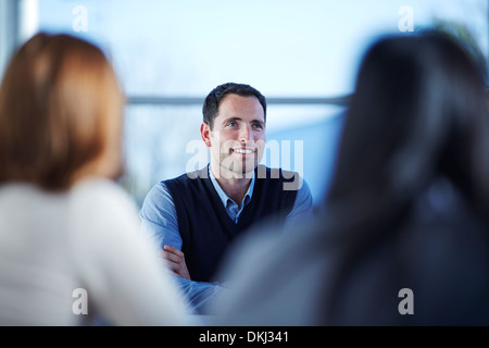 Businessman smiling in meeting Banque D'Images