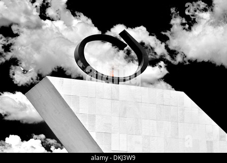 Brésil, Brasilia : flamme éternelle du Panthéon et Tancredo Neves Memorial Banque D'Images