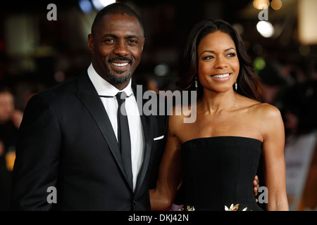 Idris Elba et Naomie Harris assister à la Royal film performance de 'Mandela : longue marche vers la liberté" tenue à l'Odeon Leicester Square Banque D'Images