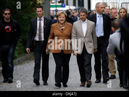 La chancelière allemande, Angela Merkel, avec son mari, Joachim Sauer, le jour des élections générales en Allemagne, le 22 septembre 2013, Berlin Banque D'Images