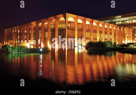 Brésil, Brasilia, nuit, Palais Itamaraty, Oscar Niemeyer, l'architecture, du design, de l'eau, vue de côté, l'architecture de Brasilia, Brésil, 2014 Destins voyage au Brésil, de la politique, ministère des Affaires étrangères, ciel bleu, large, ville artificielle créée, brésilien Banque D'Images